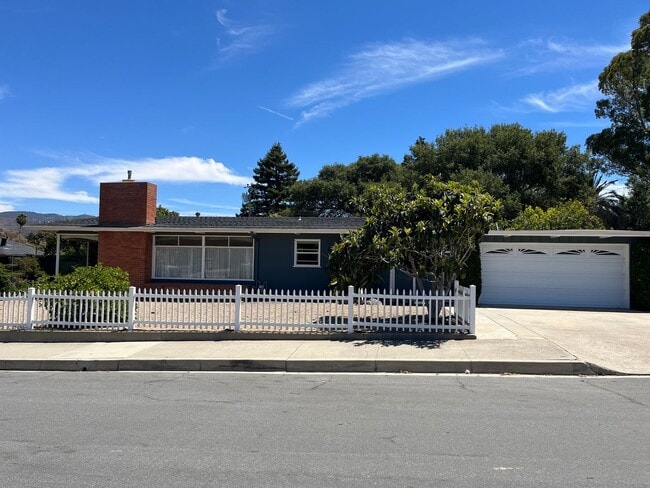 Building Photo - 3 Bed, 2 Bathroom home with large enclosed...