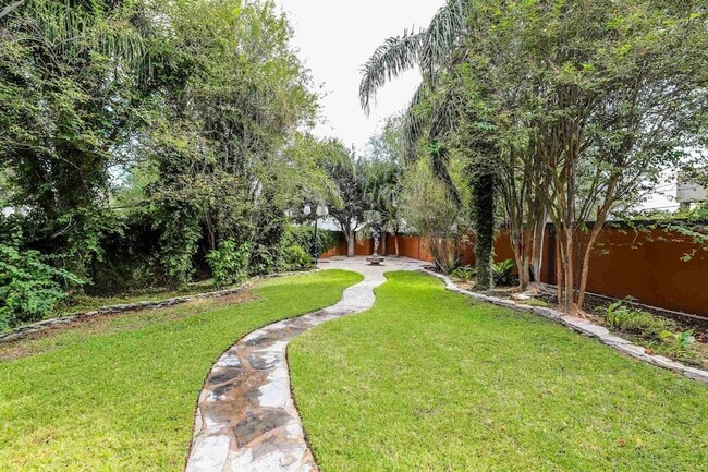 Photo - 503 W Avon Ct