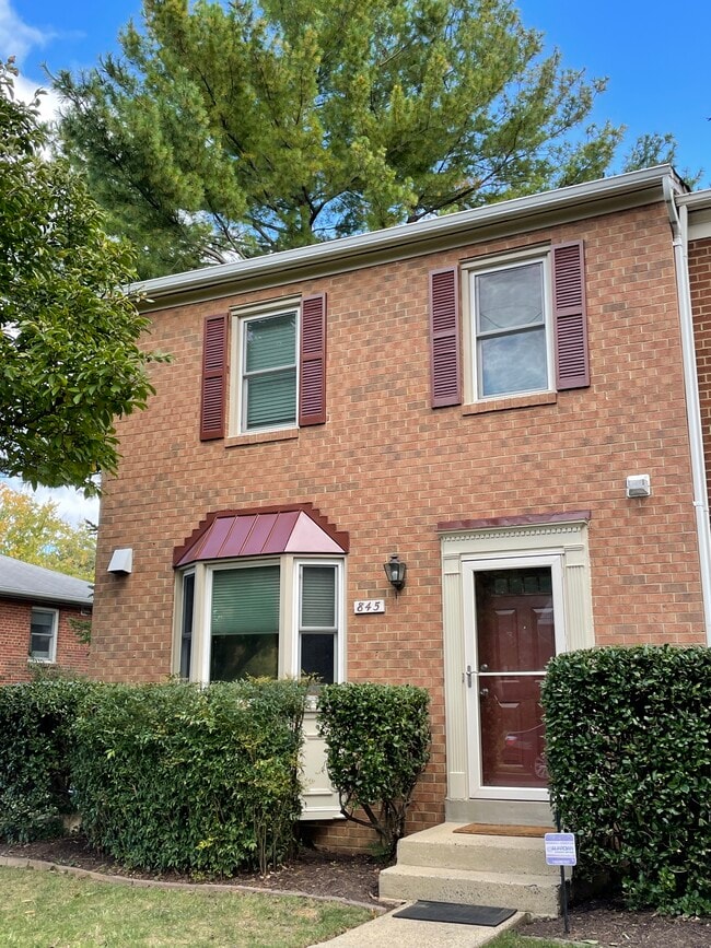 Photo - 845 N Greenbrier St