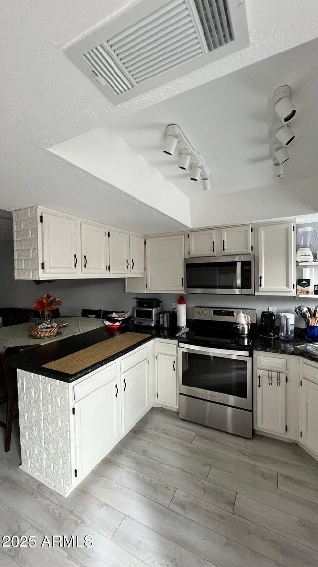 Photo - 1055 W 5th St