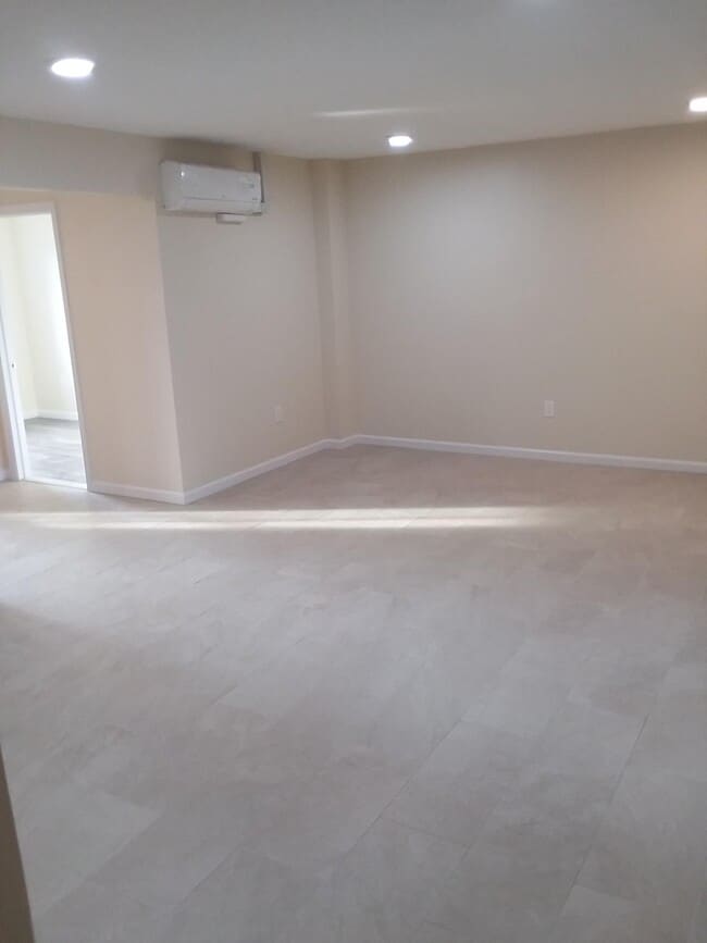 Photo - 2465 Lemoine Ave Unidad B