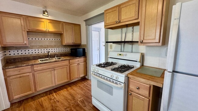 Photo - 937 Leonard St NW Unit Apt 2