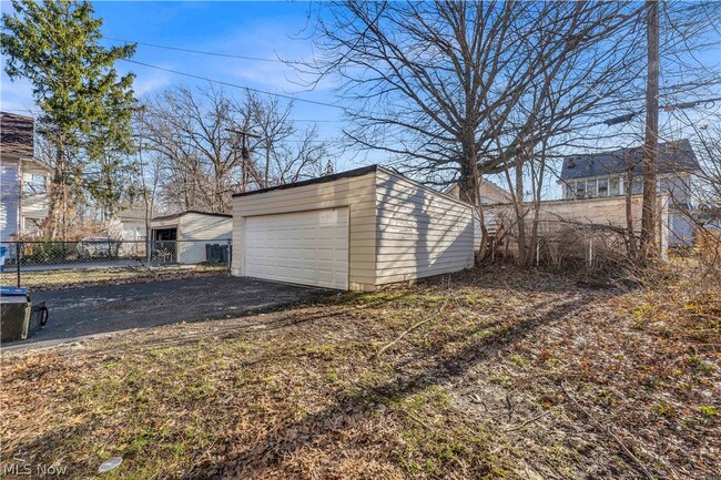 Photo - 915 Helmsdale Rd Unit 3