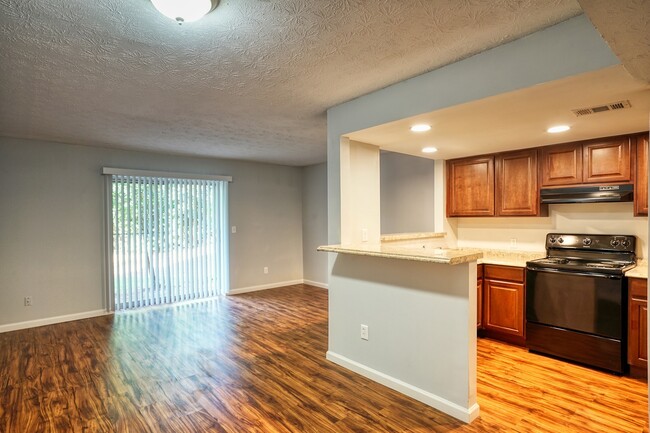 Photo - Oak Creek Apartments