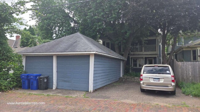 Photo - 3 bed - 1 bath One block from Grand Ave in St. Paul Unit # 1 (main level)