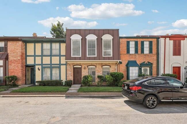 Building Photo - 7700 Creekbend Dr Unit 70