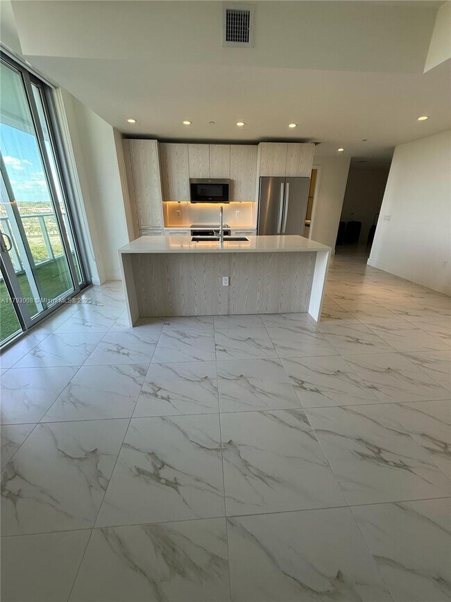 Photo - 2000 Metropica Wy Unit 901