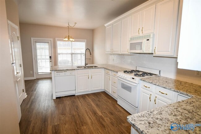 Photo - 736 Hobbs Rd SE