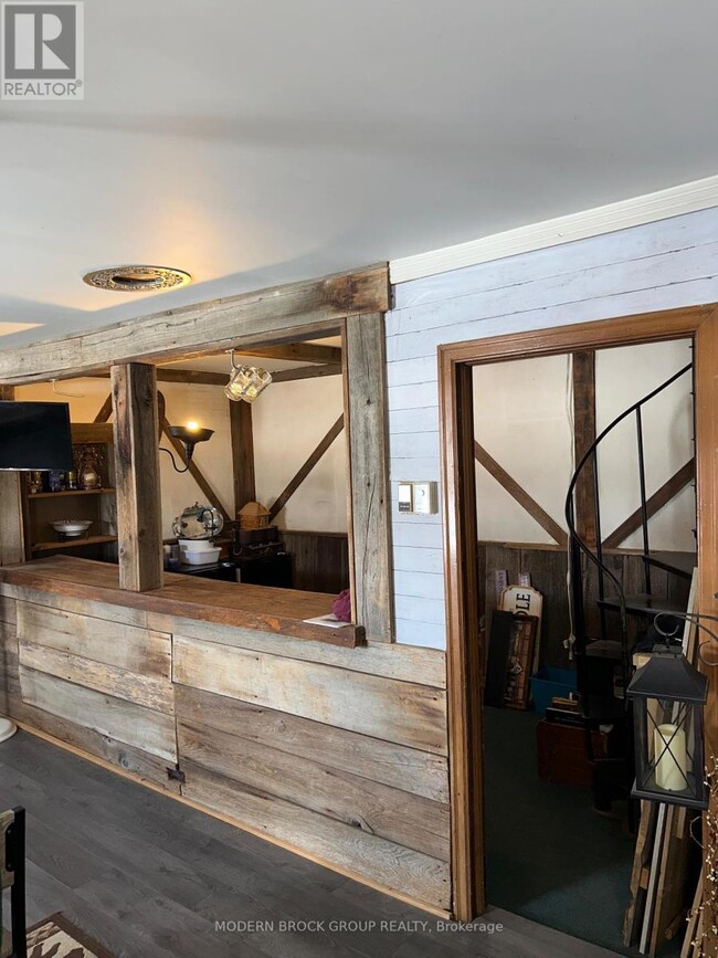 Photo - 320 Leacock Rd