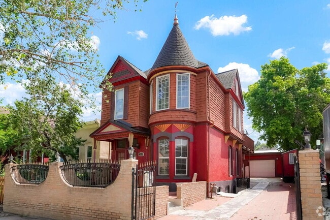 Building Photo - Historic 2 Bed / 1 Bath Townhome near Down... Unit 1