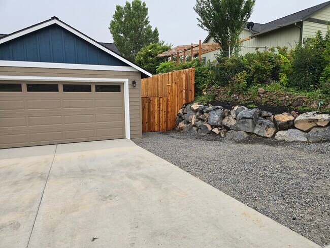 Photo - 579 SW H St