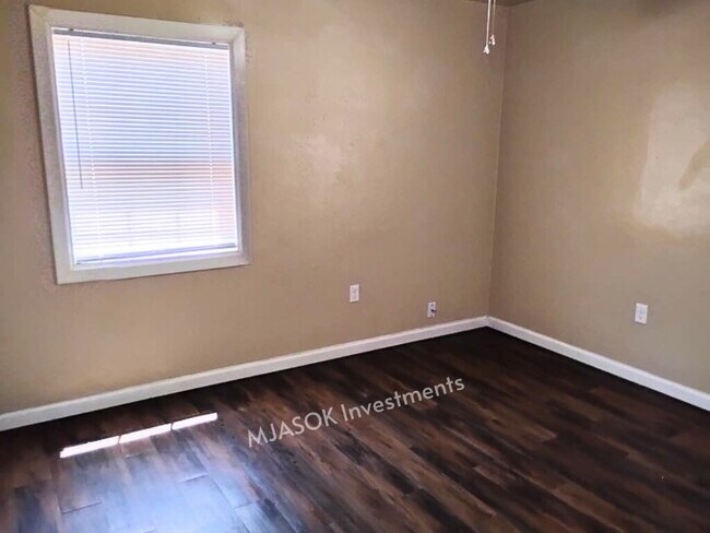 Photo - Remodeled 3 Bed / 1.5 Bath with Large Fenced Yard in Lawton
