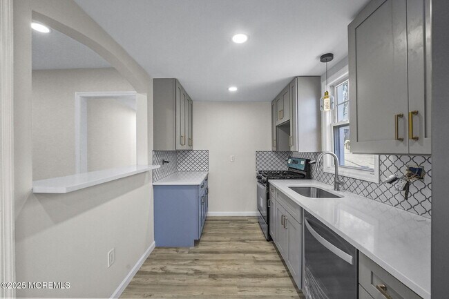 Photo - 728 Glen Rd