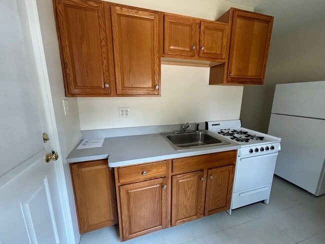 Building Photo - 16 Maple St Unit 4