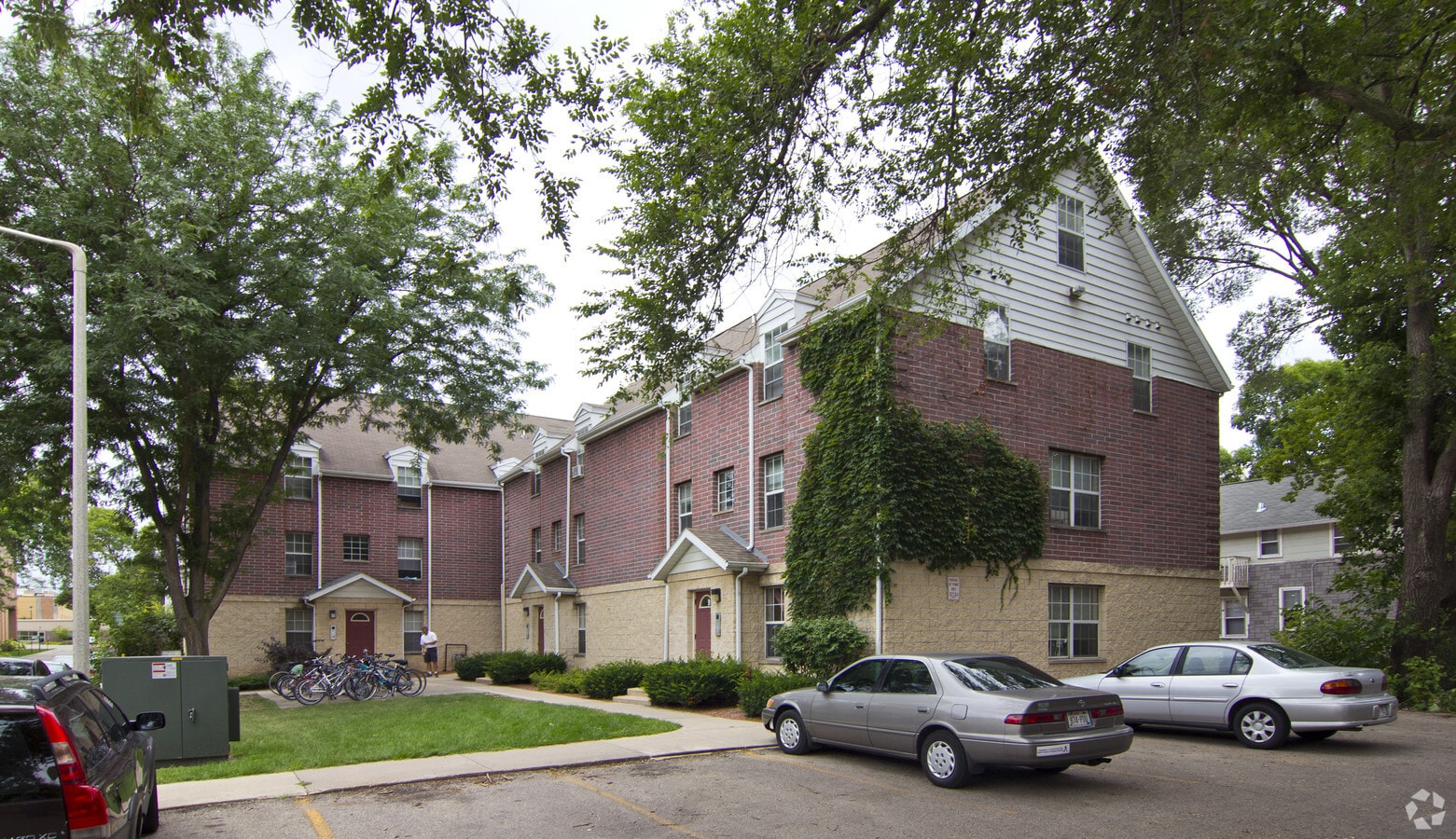 Primary Photo - 1020 Fahrenbrook Ct Apartments
