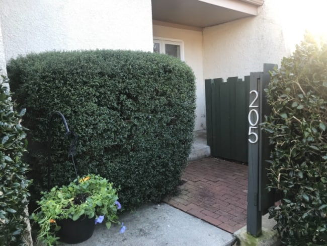 Building Photo - 205 Ventura Pl Unit 205