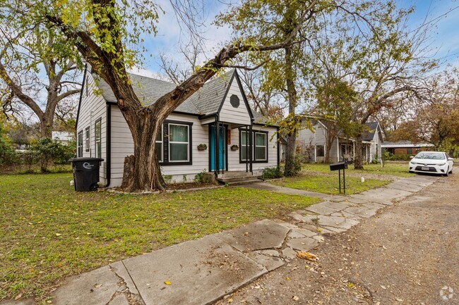 Building Photo - Charming in Cleburne Rental