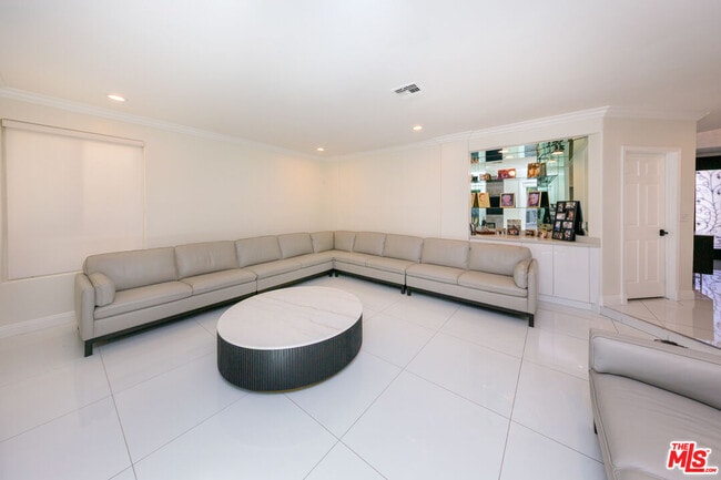 5711 Aura Ave