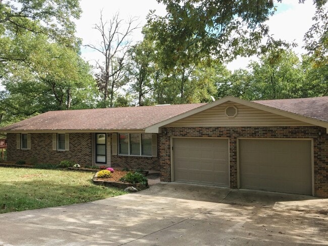 Building Photo - 4Bed/3Bath, Ranch-Style Home in Wooded Area