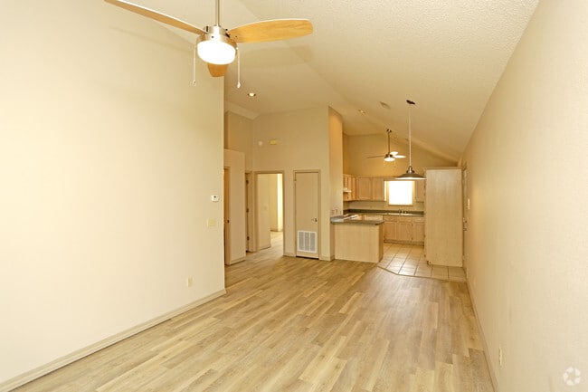 2BR, 1.5BA - 913 SF