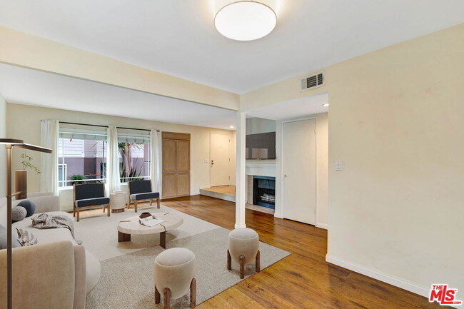 Building Photo - 10239 White Oak Ave Unit 1