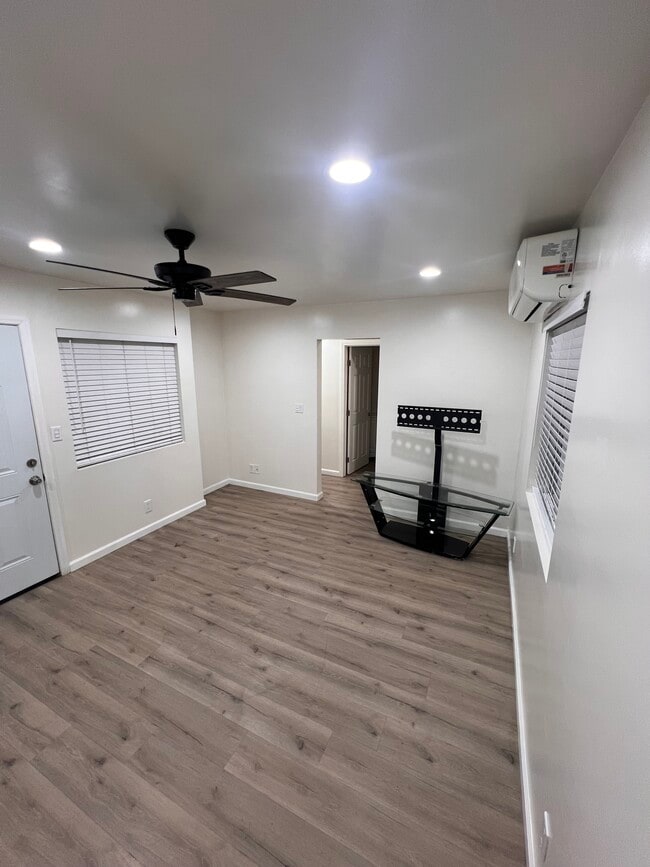 Living room - 2019 E Banyan St