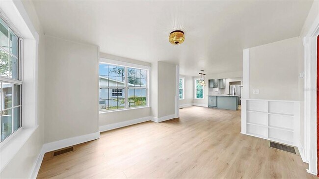 Photo - 1005 45th St W