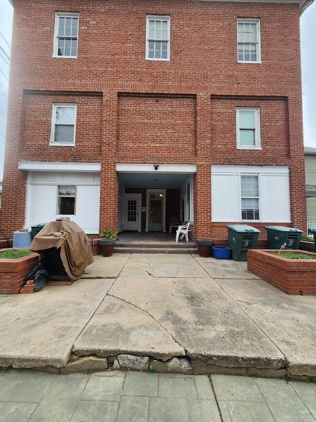 Building Photo - 1 E Elger St Unit 2