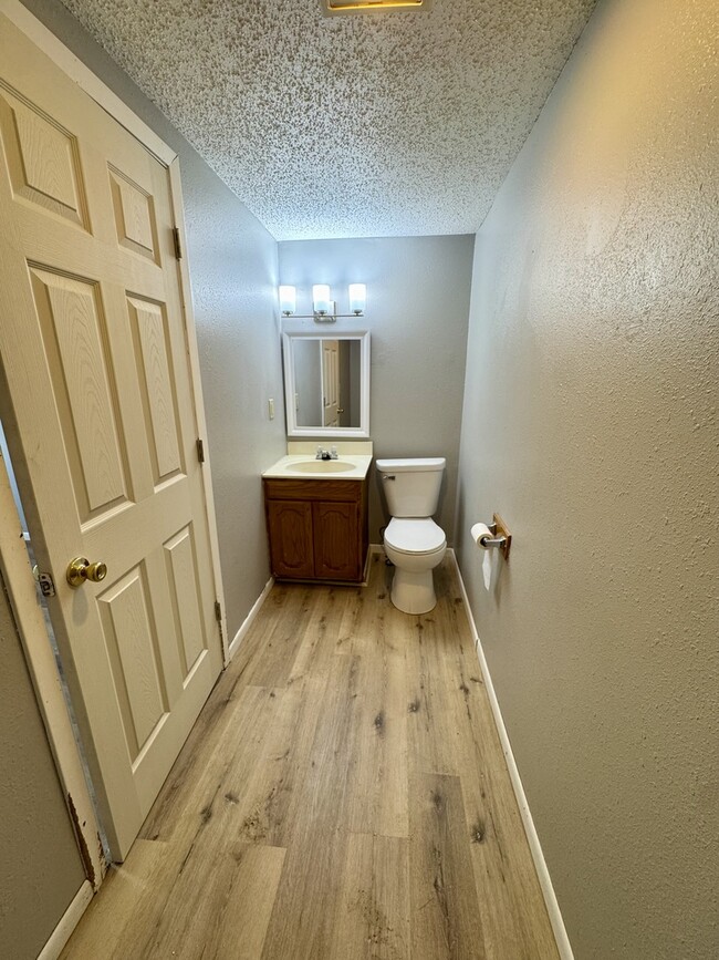 Photo - 1341 W 4th St