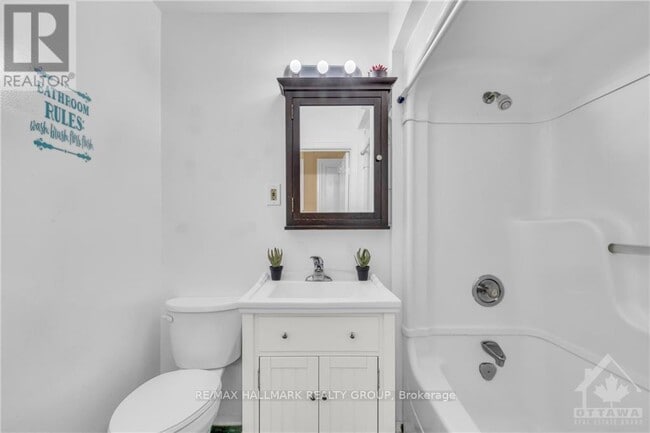 Photo - 15 Elmsley St N