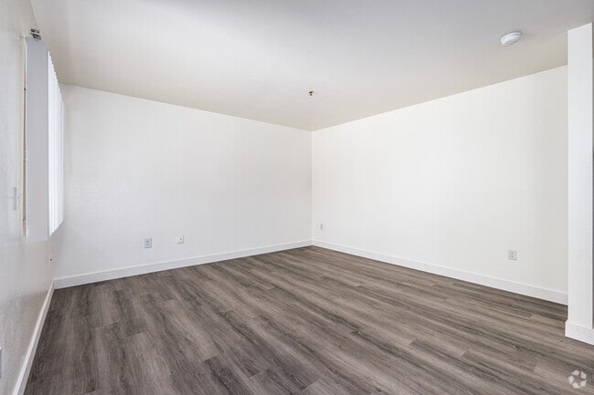 1BR, 1BA - 604SF - Living Room