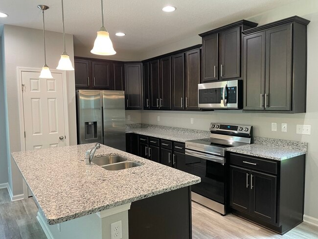 Super kitchen with eating area - 1745 Charlotte St