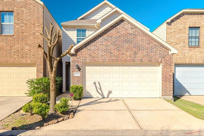 13527 Vista De Oro St