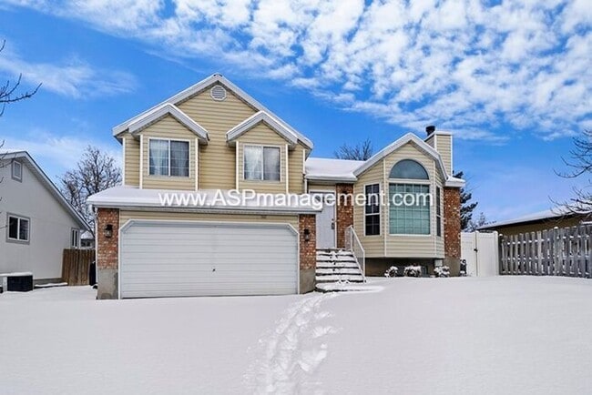 Building Photo - SANDY BEAUTIFUL 5 BED 3 BATH FAMILY HOME