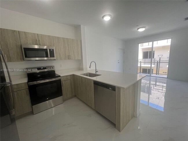 Building Photo - 1010 SW 69th Ave Unit 212 Rental