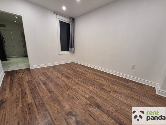 Building Photo - 156 Oakcrest Ave Unit Main