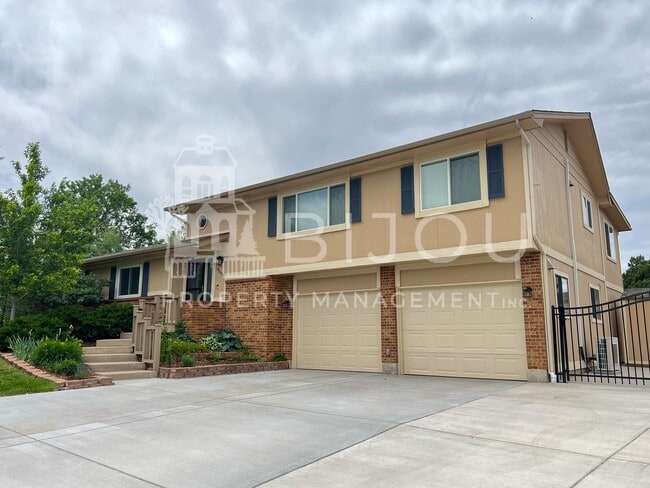 Building Photo - Corner Lot Multi-Level Home