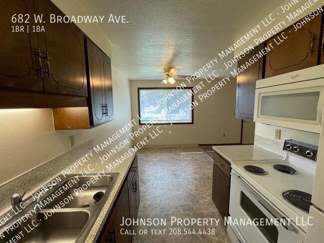 682 W Broadway Ave