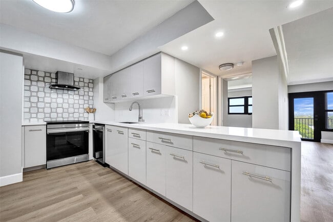 Building Photo - 3200 Port Royale Dr N Unit 905