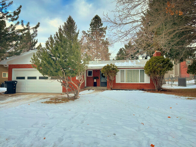 Quiet, private street, 10 minutes to the U or St Pats. - 1214 Lincolnwood Rd House