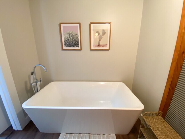 Photo - 207 W 28th St