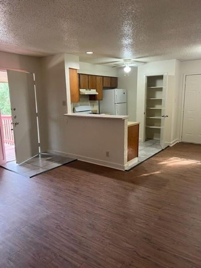 Photo - 304 Algerita Dr Unit B