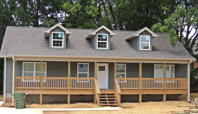 Building Photo - COMING SOON -  Charming Home in Maryville ...