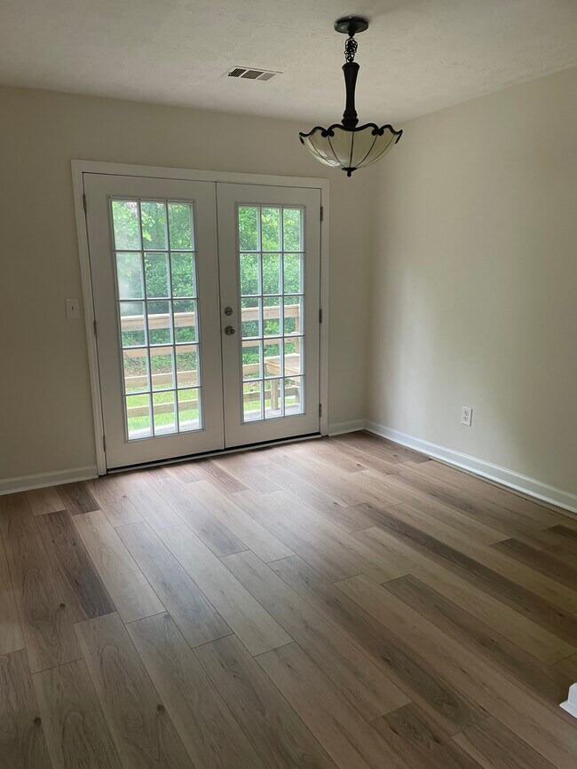 French doors in dining area - 407 Leslie Ct
