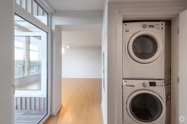 1BR, 1BA - 734 SQ FT
