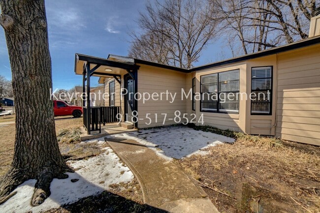 Photo - 2120 S Main St