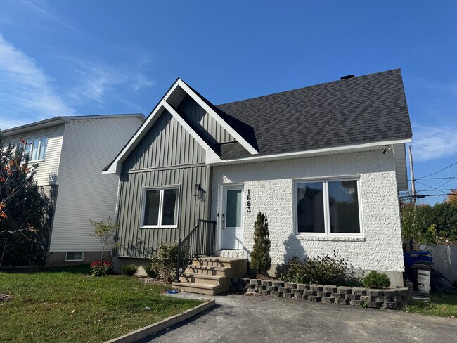 Photo - Spacious 7 Bedroom, 2.5 Bathroom Home