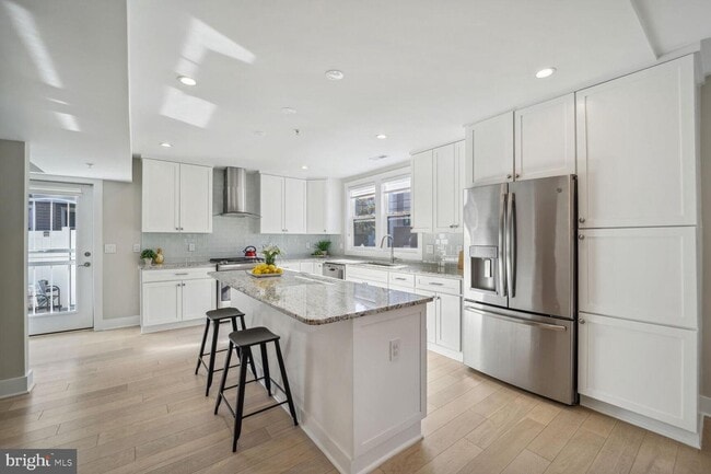 Photo - 901 Lawrence St NE