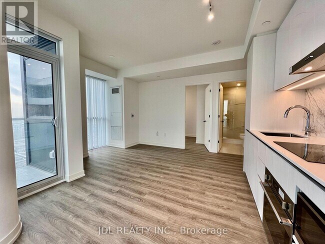 Photo - 8 Interchange Wy Unité 4709