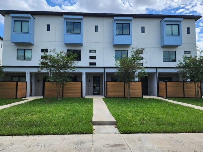 Beautiful 3-Bedroom, 3.5-Bathroom Townhome... - Beautiful 3-Bedroom, 3.5-Bathroom Townhome...